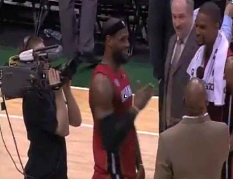 Vidéo : LeBron James se venge de Chris Bosh et troll son interview