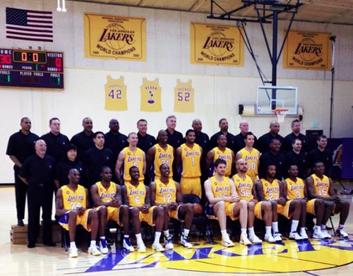 Hommage : Les Lakers laissent une place à Jerry Buss sur la photo d’équipe