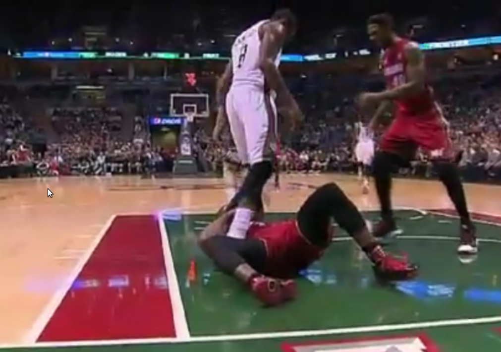 Vidéo : Larry Sanders contre violemment D-Wade