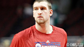 Spencer Hawes défie Blake Griffin… au bras de fer