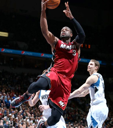 Wade fait le show (32, 7 et 10) contre Minnesota, 15e victoire de suite pour Miami