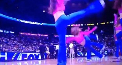 Vidéo : une cheerleader s’étale violemment sur le parquet des Hawks