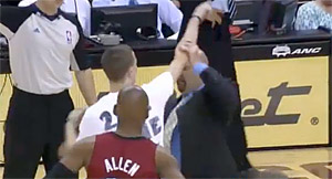 Dingue : un fan des Cavs pénètre sur le terrain en plein match