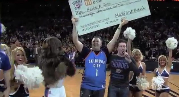 Un fan des Lakers remporte 20 000 dollars à… Oklahoma City grâce au shoot du milieu de terrain