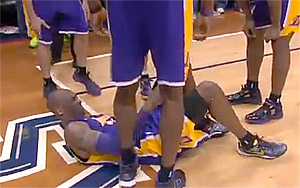 Kobe Bryant out pour une durée indéterminée, les images de sa blessure
