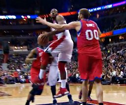 Top 10 : Miami et les Lakers en mode alley-oop, Wall place un 360, Kobe est clutch