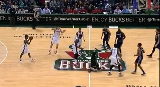 Larry Sanders met un coup de coude par accident à un arbitre