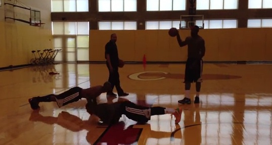 Video : Mario Chalmers et Ray Allen perdent un concours à 3 pts contre LeBron James