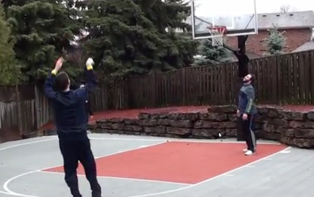 Nik Stauskas rentre 46 trois-points de suite et se fait défier par Stephen Curry