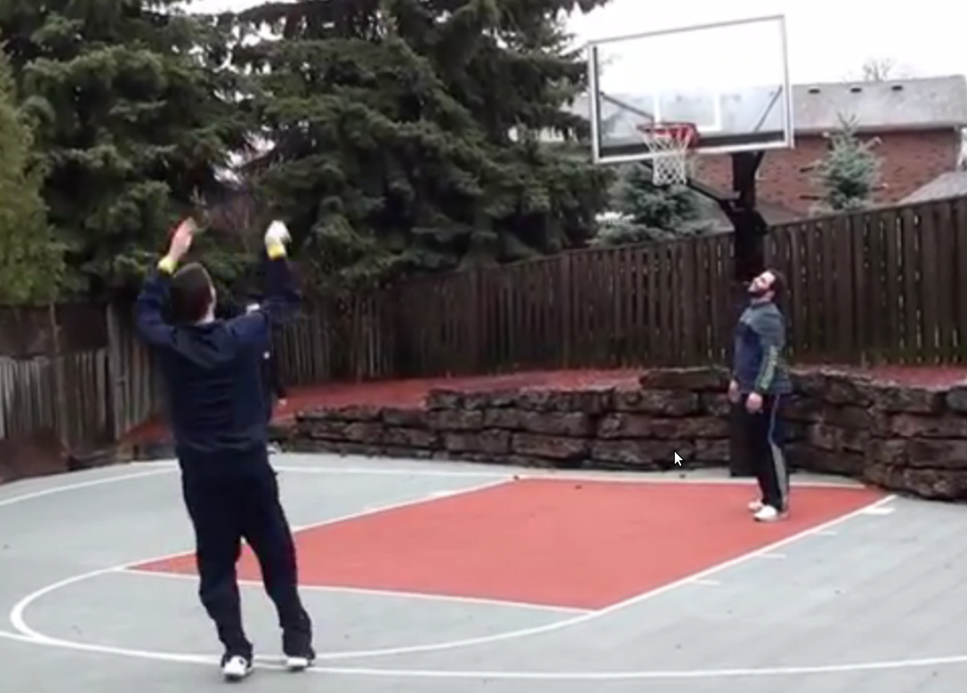 Nik Stauskas rentre 46 trois-points de suite et se fait défier par Stephen Curry