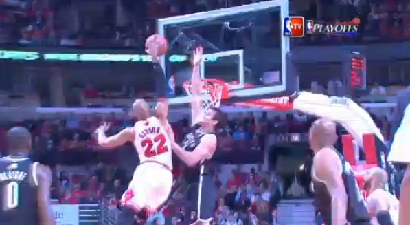 Top 5 : Luol Deng fait tomber Gerald Wallace, Taj Gibson met un poster à Kris Humphries