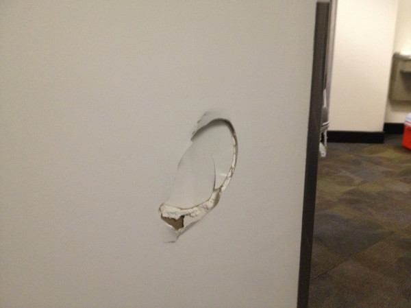 Pour passer sa frustration, Kenneth Faried défonce le mur du vestiaire