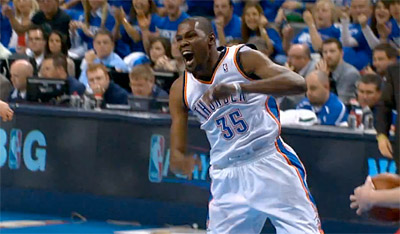 Vidéo : Kevin Durant cross son défenseur et monte au dunk