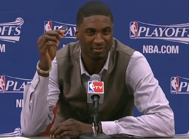 Roy Hibbert se pointe en conférence de presse avec un monocle