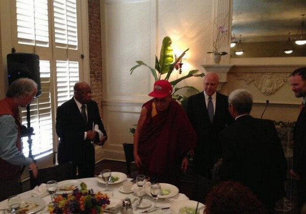 La Dalaï Lama fan des New Orleans Pelicans ?