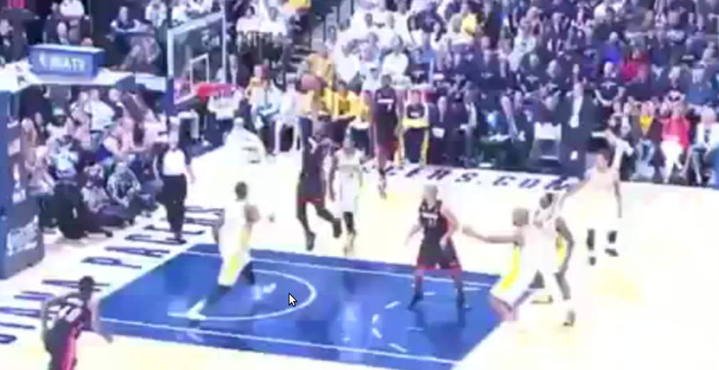 Vidéo : Dwyane Wade traverse la défense des Pacers et finit au dunk