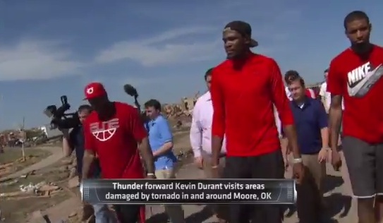 Kevin Durant rend visite aux sinistrés de Moore