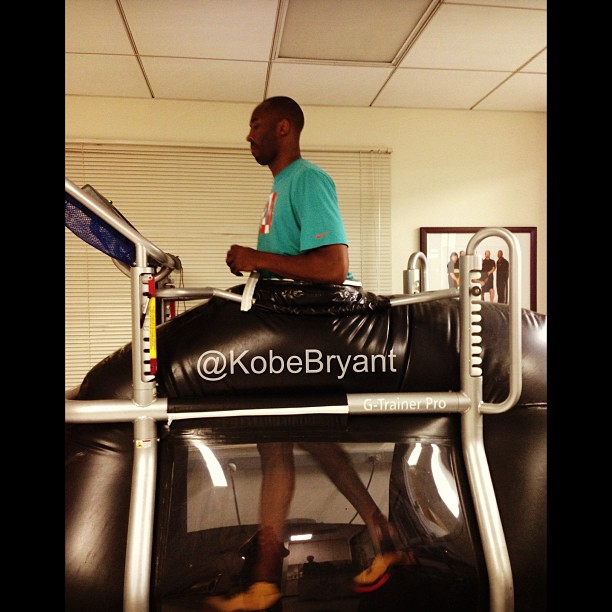 Photo : Kobe Bryant continue sa rééducation avec une chaussure spéciale