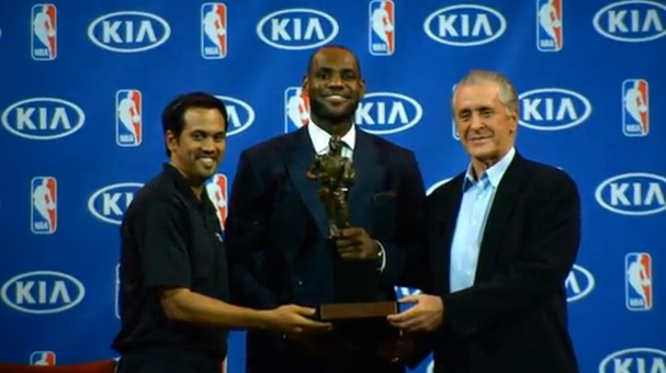 Vidéo : LeBron James reçoit son trophée de MVP