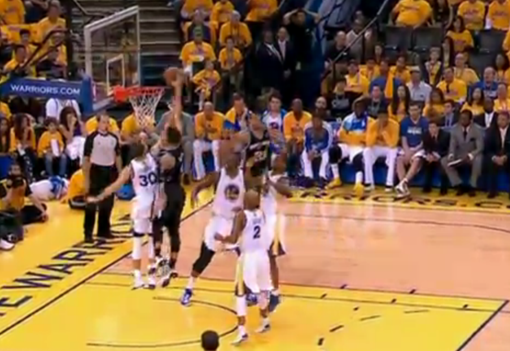 NBA Top 5 : Parker et Curry en mode acrobates, Barnes et Green fracassent le cercle