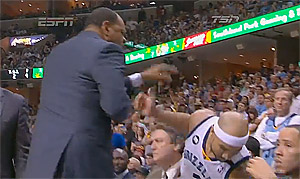 Vidéo : Jerryd Bayless poussé sur le banc par son coach