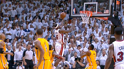 Vidéo : LeBron James achève les Pacers au buzzer en OT