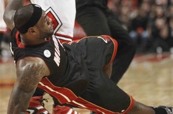 Les Bulls accusent LeBron James d’avoir floppé face à Nazr Mohammed