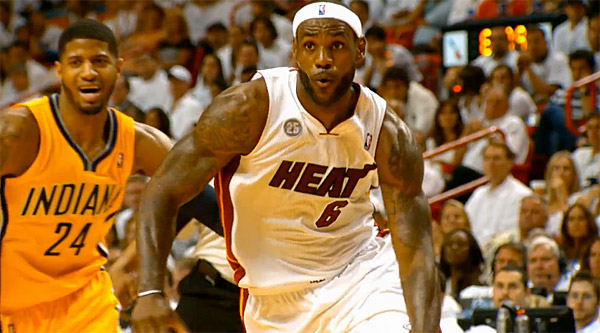 LeBron James arrache le game 1 en prolongation et signe un triple-double