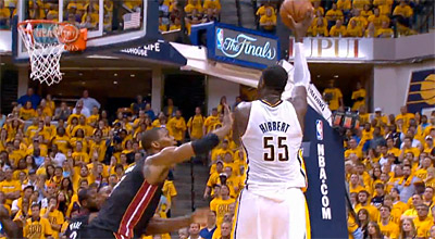 Roy Hibbert souhaite bonne chance au Heat