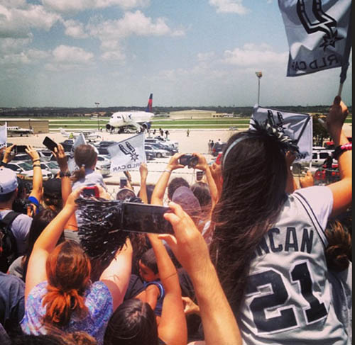 San Antonio Spurs : Des centaines de fans les attendaient à l’aéroport