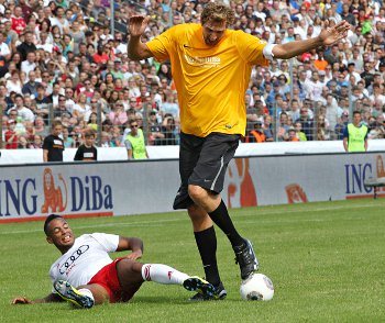 Dirk Nowitzki floppe même au football