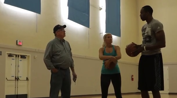 Dwight Howard perd un concours de lancers francs contre la fille d’un journaliste