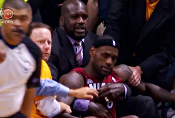 Vidéo : Quand LeBron tombe sur les genoux de Shaq