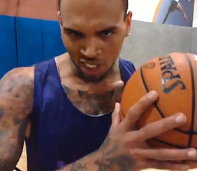 Vidéo : Chris Brown se transforme en Kyrie Irving… et se fait postériser par Andre Drummond