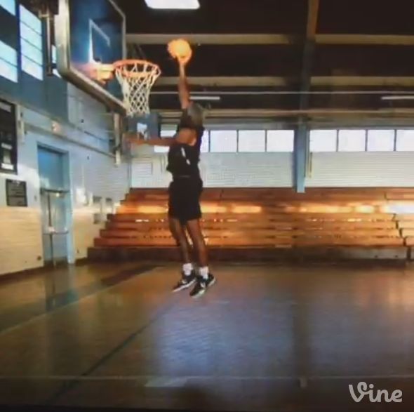 Vidéo : Julius Erving, 63 ans, claque toujours des dunks