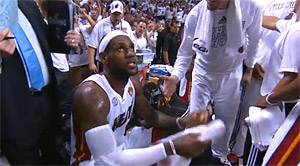 Vidéo : Spike Lee, Dr Dre, Coach K et Bill Russell félicitent LeBron dans une pub Nike