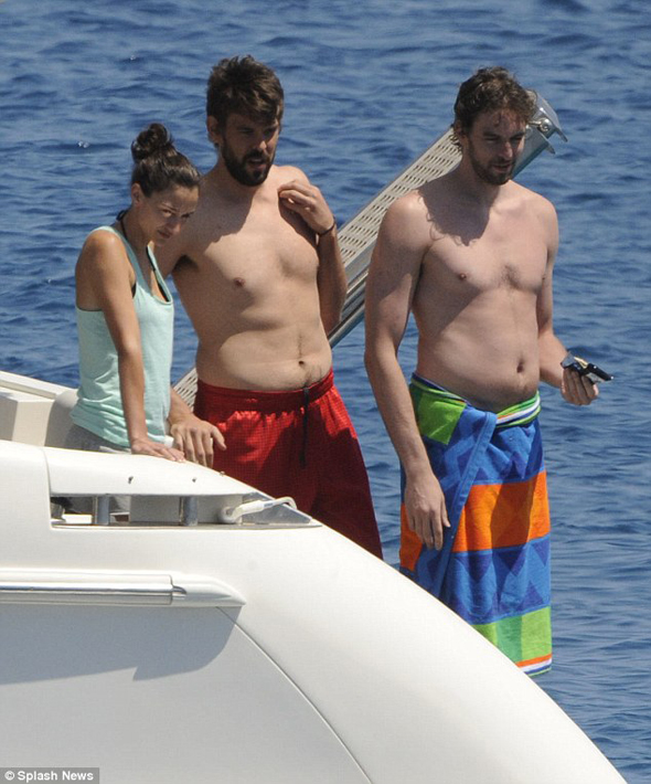 [Photos] les frères Gasol : ventres mous et gros bateau