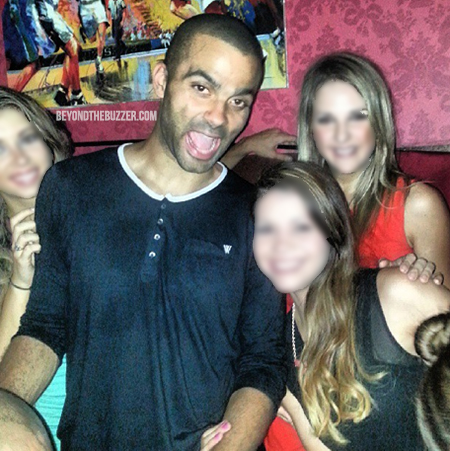 Tony Parker tente d’oublier la défaite en faisant la fête… bien entouré