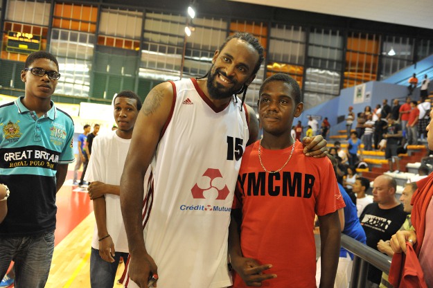 Photos : Ronny Turiaf et Mike Gelabale redonnent aux Antilles