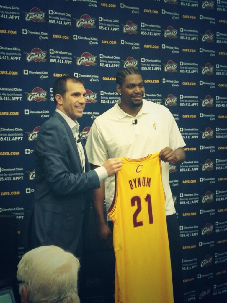 Andrew Bynum et ses 138 kgs présentés à la presse de Cleveland