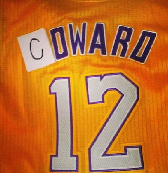 Des fans des Lakers brûlent leurs maillots de Dwight Howard