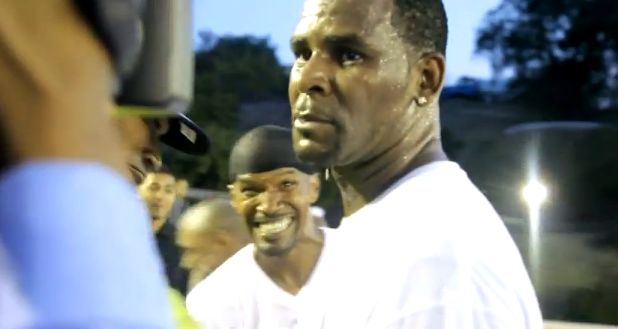 R-Kelly tape Jamie Fox en rentrant un tir du milieu du terrain
