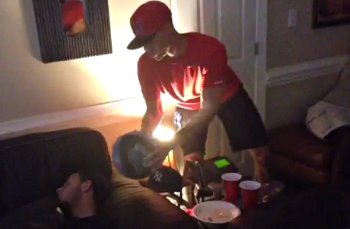 Stephen Curry travaille ses feintes même en famille