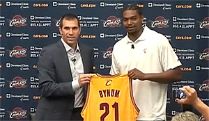 Andrew Bynum viserait un retour pour le season opener