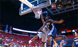 Chris Daniels (Milwaukee) claque le poster de la nuit