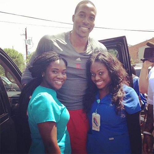 Dwight Howard débarque à Houston… et paye le resto aux fans !