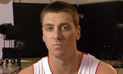 Vidéo : Tyler Hansbrough a l’air ravi de rejoindre les Raptors… ou pas