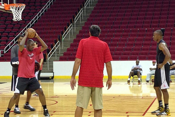 Vidéo : le premier entraînement collectif de Dwight Howard avec les Rockets