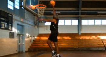 Vidéo : Julius Erving dunke à 63 ans