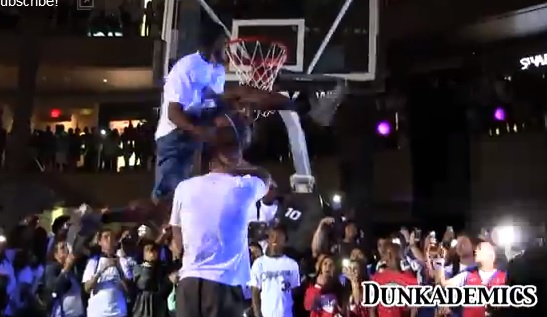 Vidéo : Young Hollywood (1m80) passe un rider sur Blake Griffin